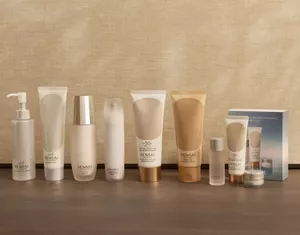 Gamme de produits de soin SENSAI conçus pour limiter l'impact sur l'environnement sur une surface beige sur fond neutre